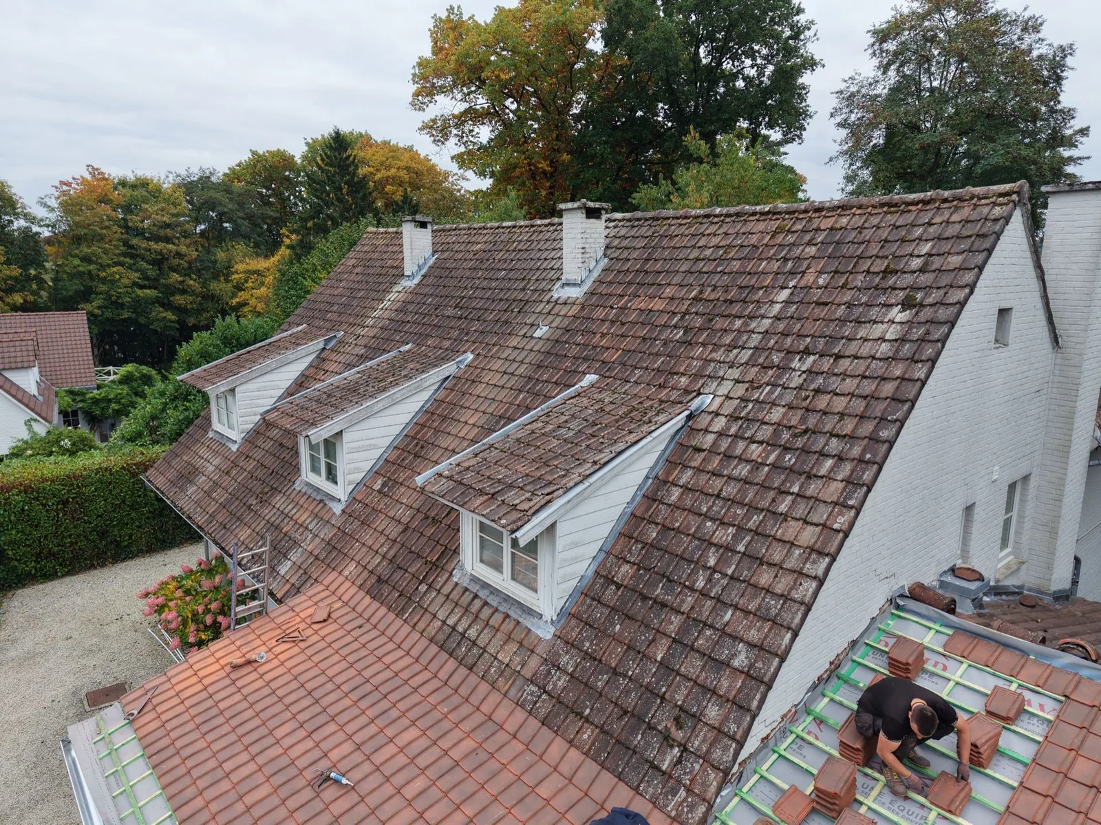 Toiture en tuiles vieillies avant rénovation