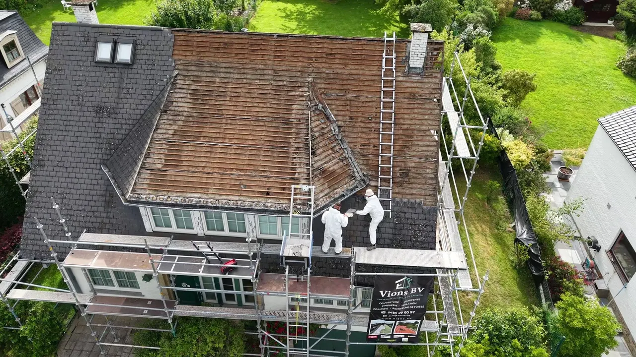 Équipe Vions au travail sur une toiture, vue drone
