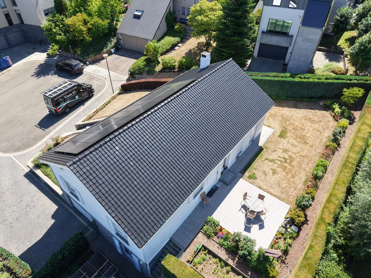 Toiture en tuiles rénovée, vue aérienne